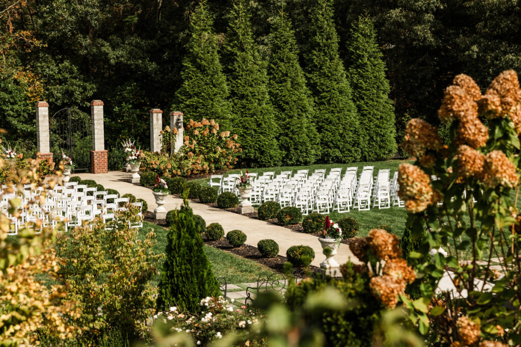 Outdoor ceremony at Tayvin Gardens in Smiths Grove, Kentucky