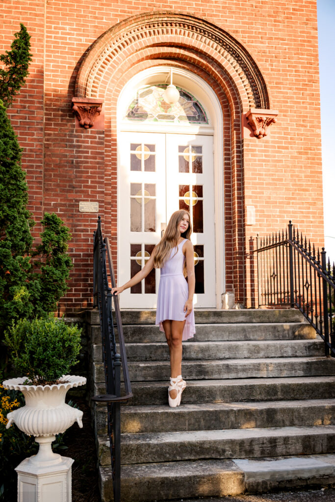 Ballet dancer standing in a sous-sus on a staircase in Franklin, Tennessee